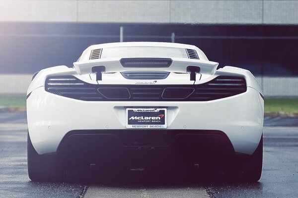 Supersamochód McLaren mp4-12C biały widok z tyłu