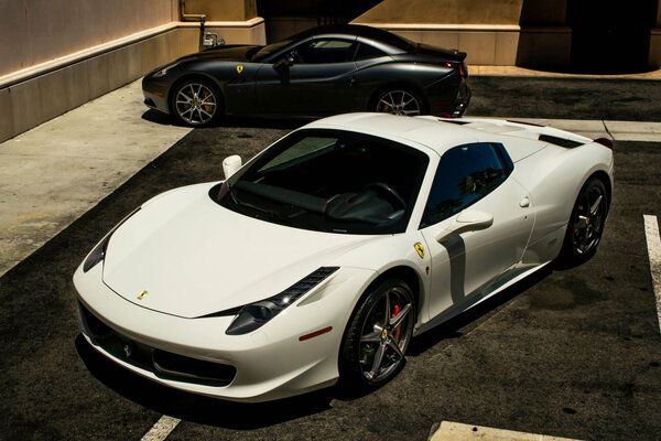 Ferrari blanche et noire en Californie