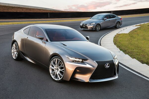 Lexus is350 lf -cc Concept Car in einer steilen Kurve