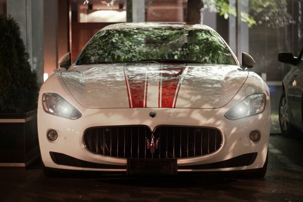 Машина maserati с ночными фарами