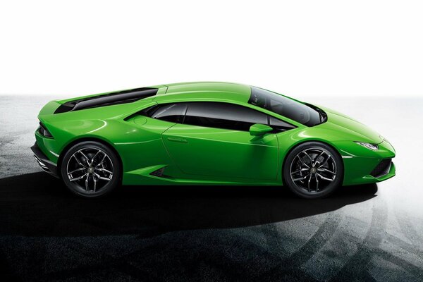 Grüner Lamborghini Huracan auf dem Asphalt