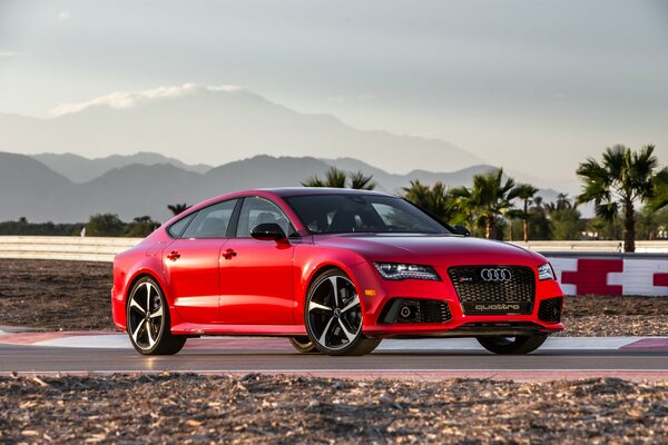 Audi rouge sur la route