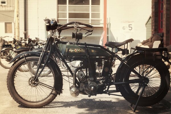 Moto avec minuterie classique dans la rue