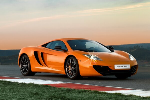 Обои оранжевый mclaren mp4-12c на трассе