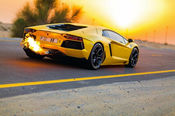 Gelber Lamborghini auf Sonnenuntergang Hintergrund