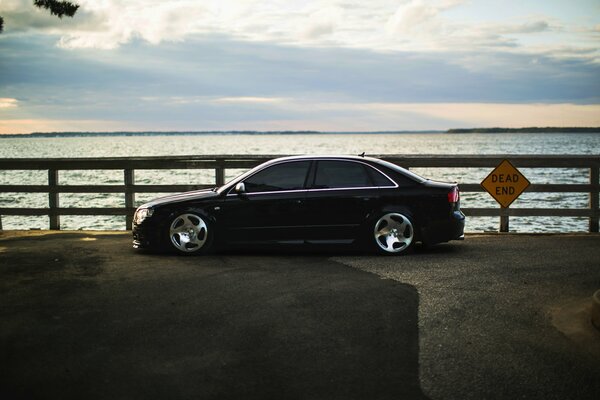 Voiture noire Audi au bord de la mer