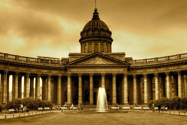 Catedral de Kazán con una fuente en San Petersburgo