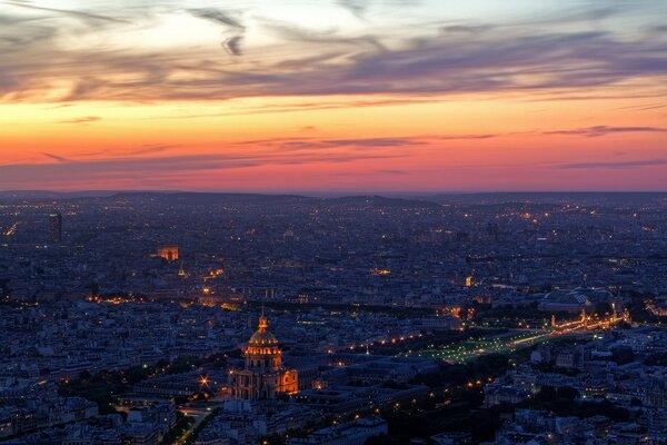 Die Abendlichter von Paris aus Wolkenhöhe