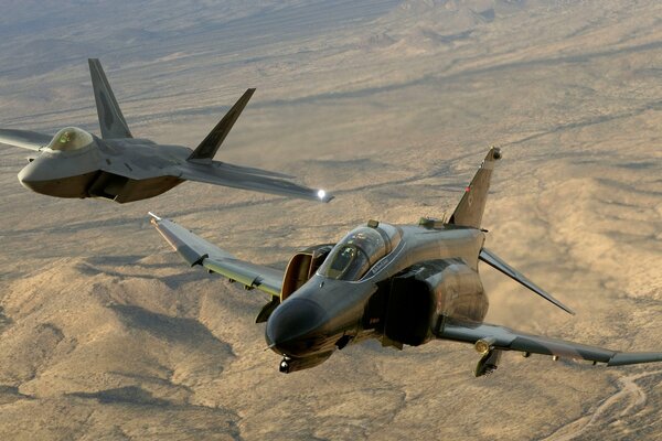 Dos aviones militares vuelan sobre el desierto