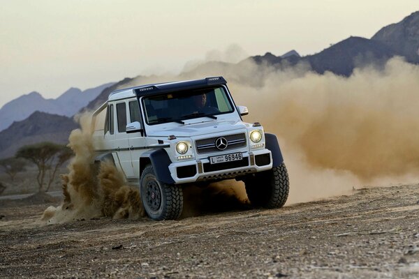 Mercedes Benz im Schleudern auf Feldweg