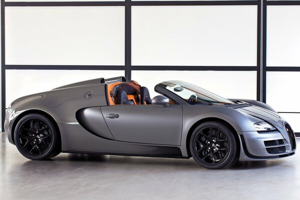 Grauer Bugatti veyron mit orangefarbenem Innenraum