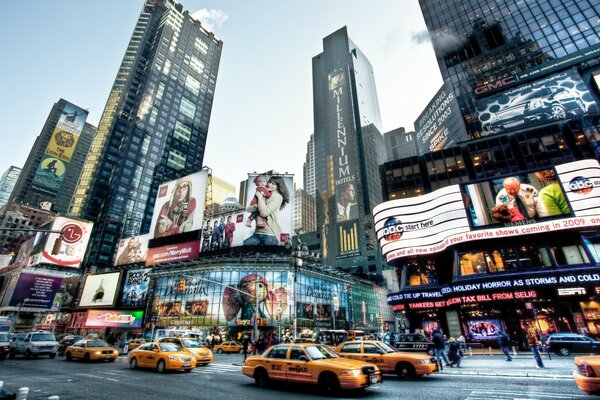 Strada di New York con grattacieli e taxi