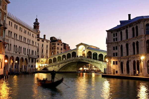 Italien. Venedig. Gondoliere. Eine Brücke