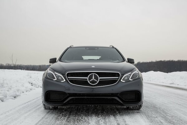 Mercedes na pustynnej zimowej drodze