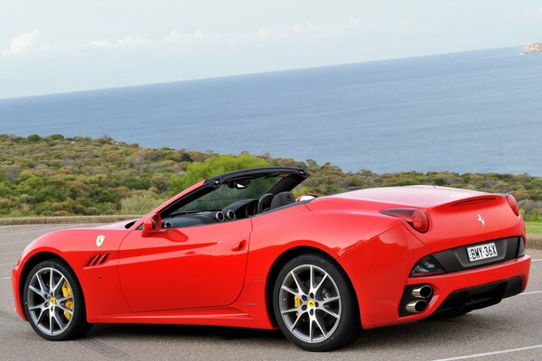 Ferrari rouge Californie sur la côte