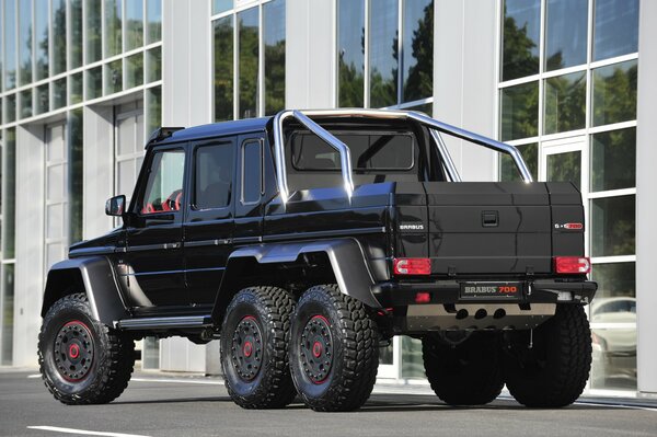 El mercedes-benz Brabus G63 negro se detuvo frente al salón del automóvil