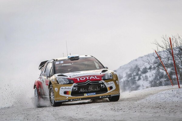 Voiture de course sur la piste de neige