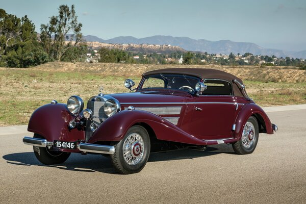 Mercedes Benz stellt neues rotes Cabrio vor