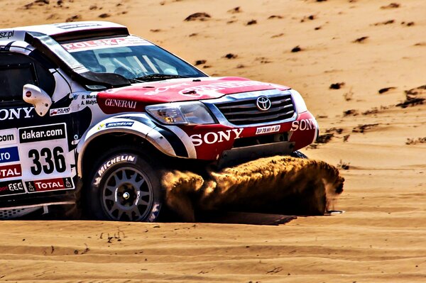 Un SUV Toyota surmonte le sable sur le Dakar