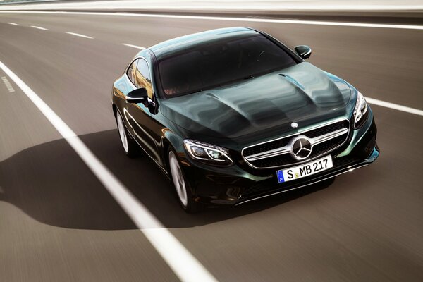 Voiture Mercedes avec classe coupé en mouvement