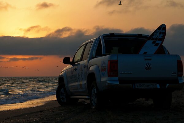 Pickup am Strand ea Sonnenuntergang Hintergrund