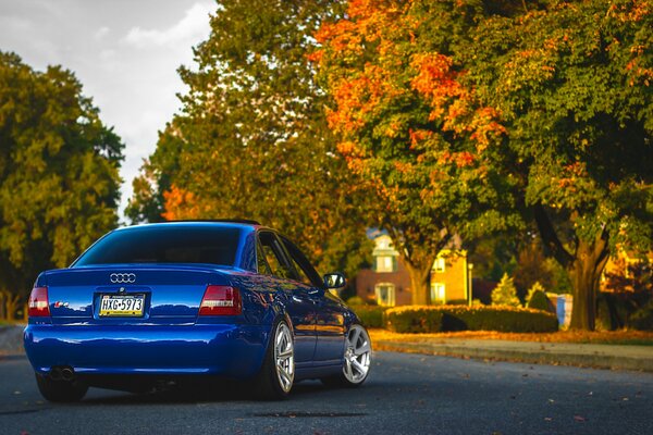 La voiture bleue d Audi roule sur la route avec de belles maisons