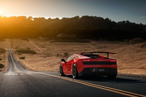 Lamborghini golardo corre a la reunión del amanecer