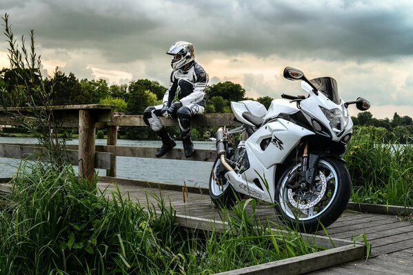 Mit dem Motorrad können Sie von der Hektik der Stadt wegfahren