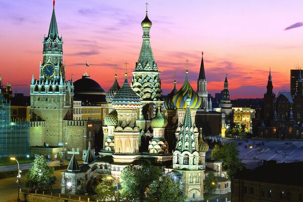 Vue du Kremlin dans la nuit avec rétro-éclairage