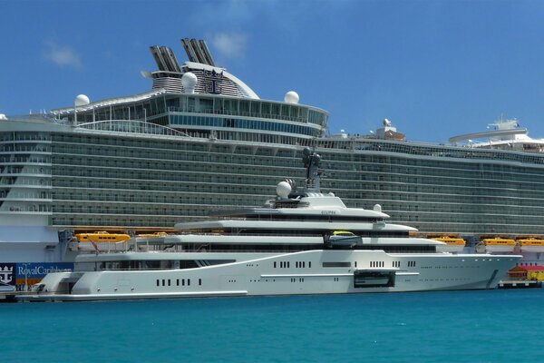 The white yacht is moored at the cruise ship