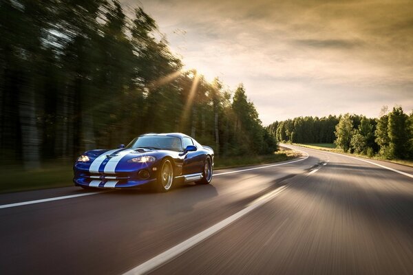 Auto rast in der Sonne mit Geschwindigkeit