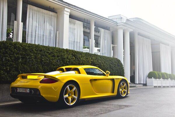 Superdeportivo Porsche Carrera GT amarillo