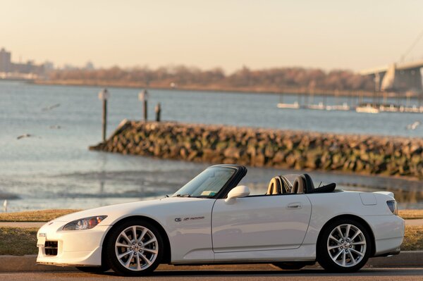 Honda S2000 cabriolet, Blanc Honda S2000 cabriolet, Honda cabriolet sur le lac, Honda cabriolet sur la baie