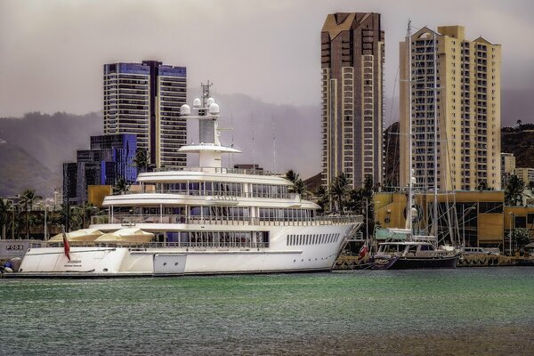 Un gran yate blanco en el muelle en el fondo de un gran orgullo