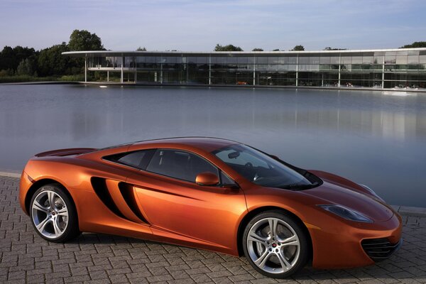 Orange Sportwagen McLaren mp4-12auf Poolhintergrund