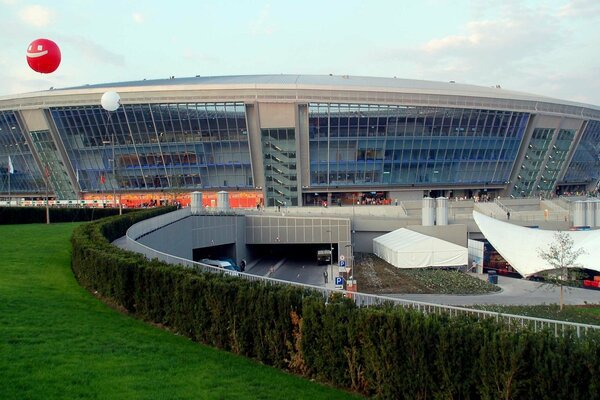 Estadio deportivo en medio del paisaje