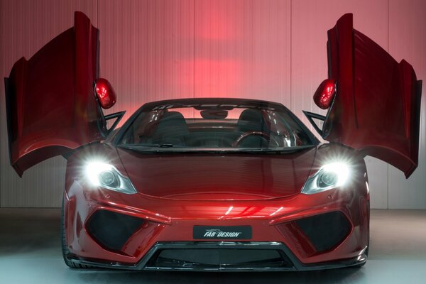 Красный McLaren mp4-12c стоит со включёнными фарами и открыми дверьми