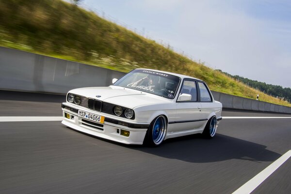 Bmw e30 avec flou sur la piste