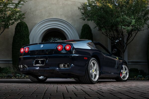 Élégante Ferrari garée près du bâtiment