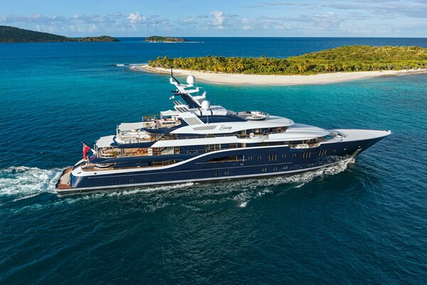 Die größte und schönste Yacht auf dem Meer in der Nähe der Insel