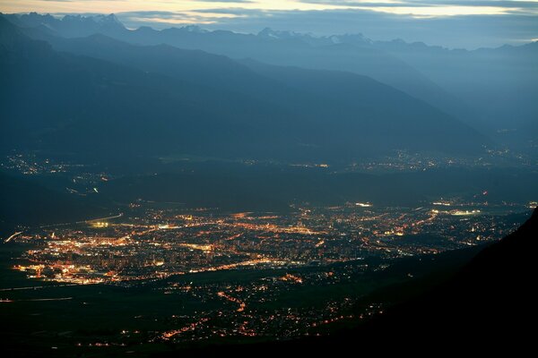 Città di notte prigioniera di montagne secolari