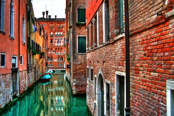 Canale veneziano tra le case di mattoni