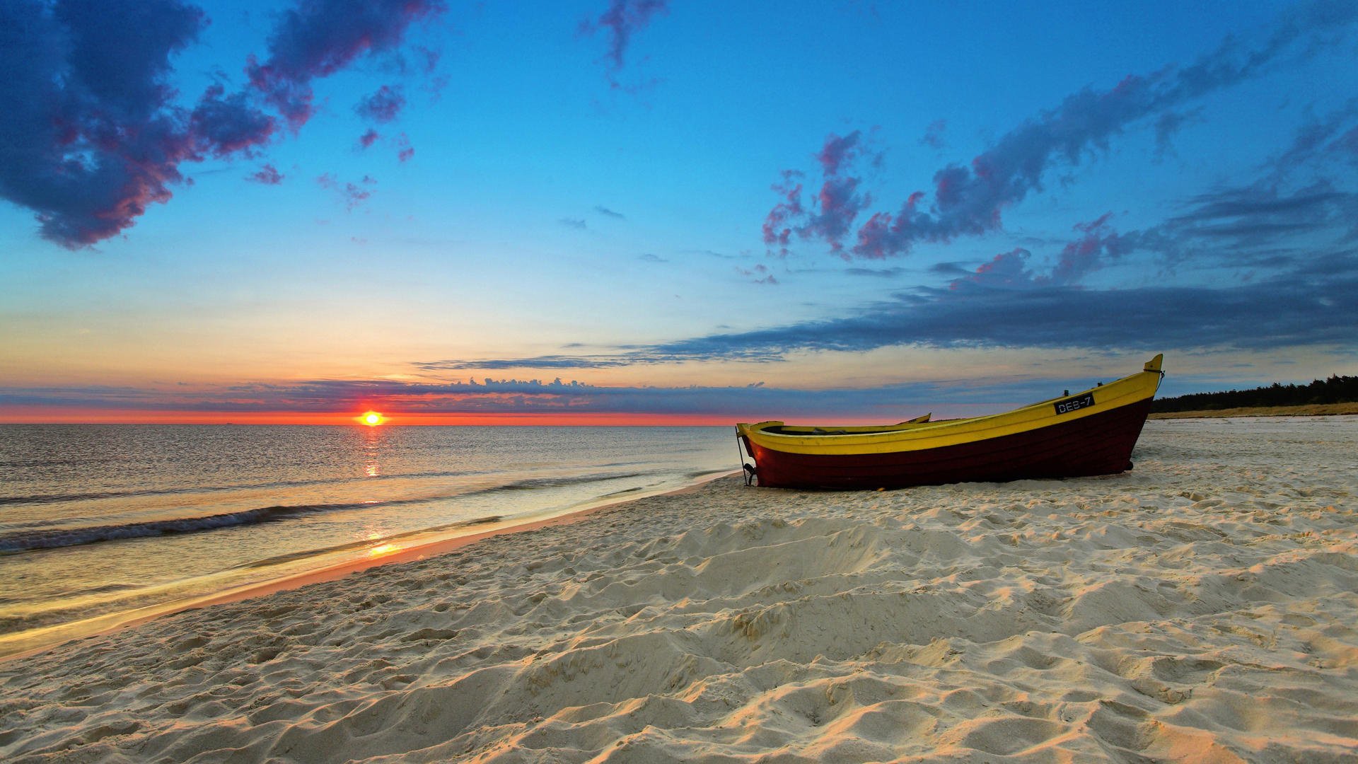 tramonto barca mare orizzonte sera costa costa spiaggia sabbia surf piccole onde romanticismo nuvole estate acqua