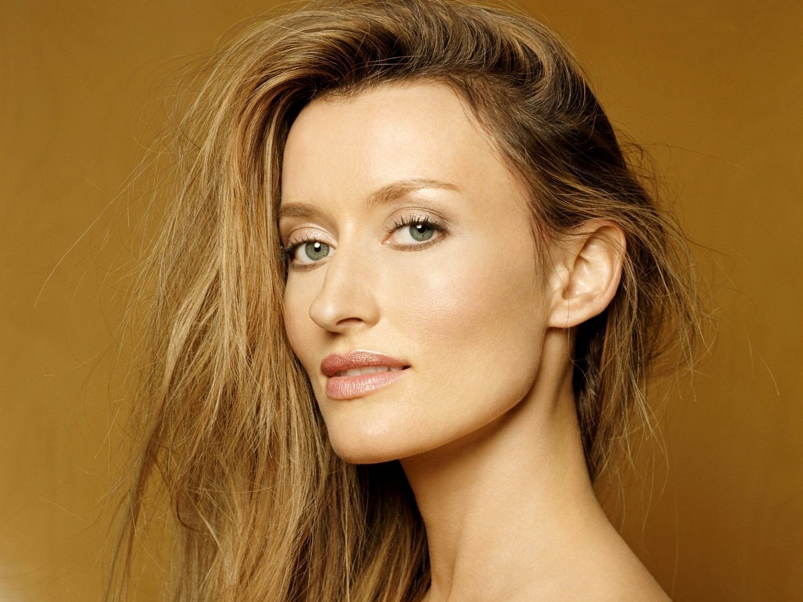 natascha mcelhone natasha macelhone actress background face smile green-eyed red hair portrait look eyes centerfolds girls women