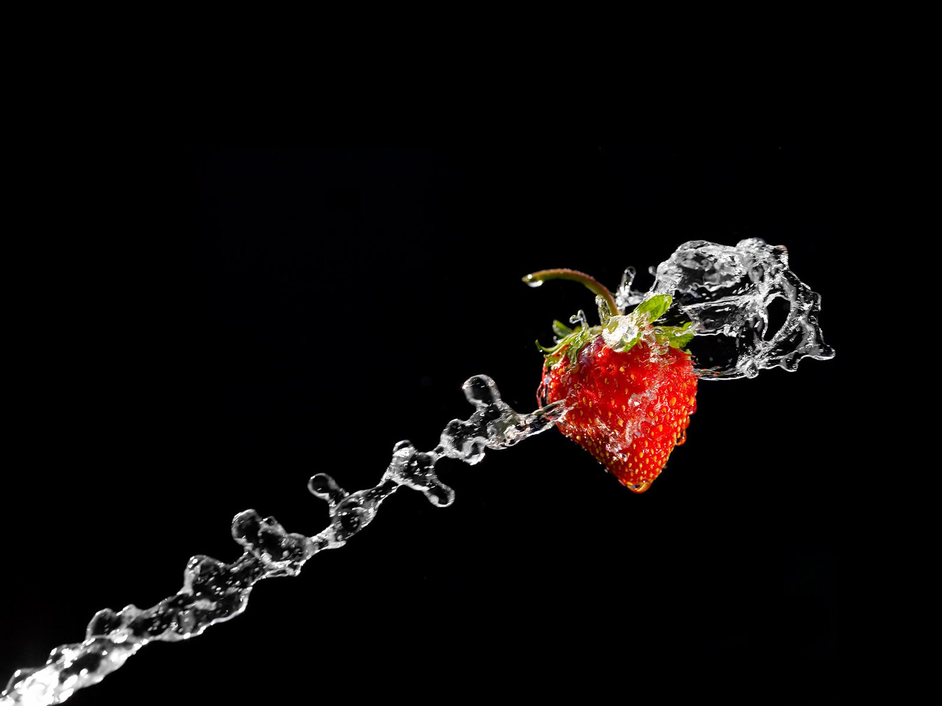 fragola minimalismo cibo acqua qualità sfondo sfondo nero spruzzi bacca frutta