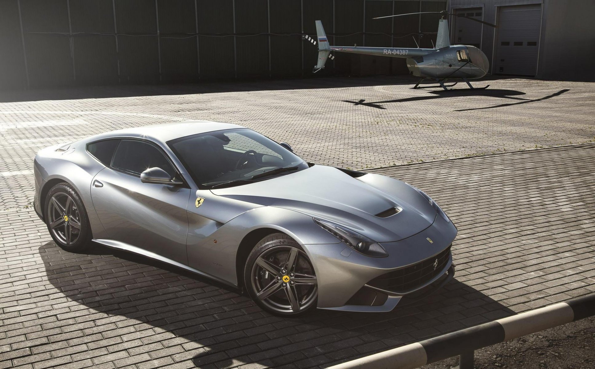 ferrari f12 berlinetta supercar hélicoptère