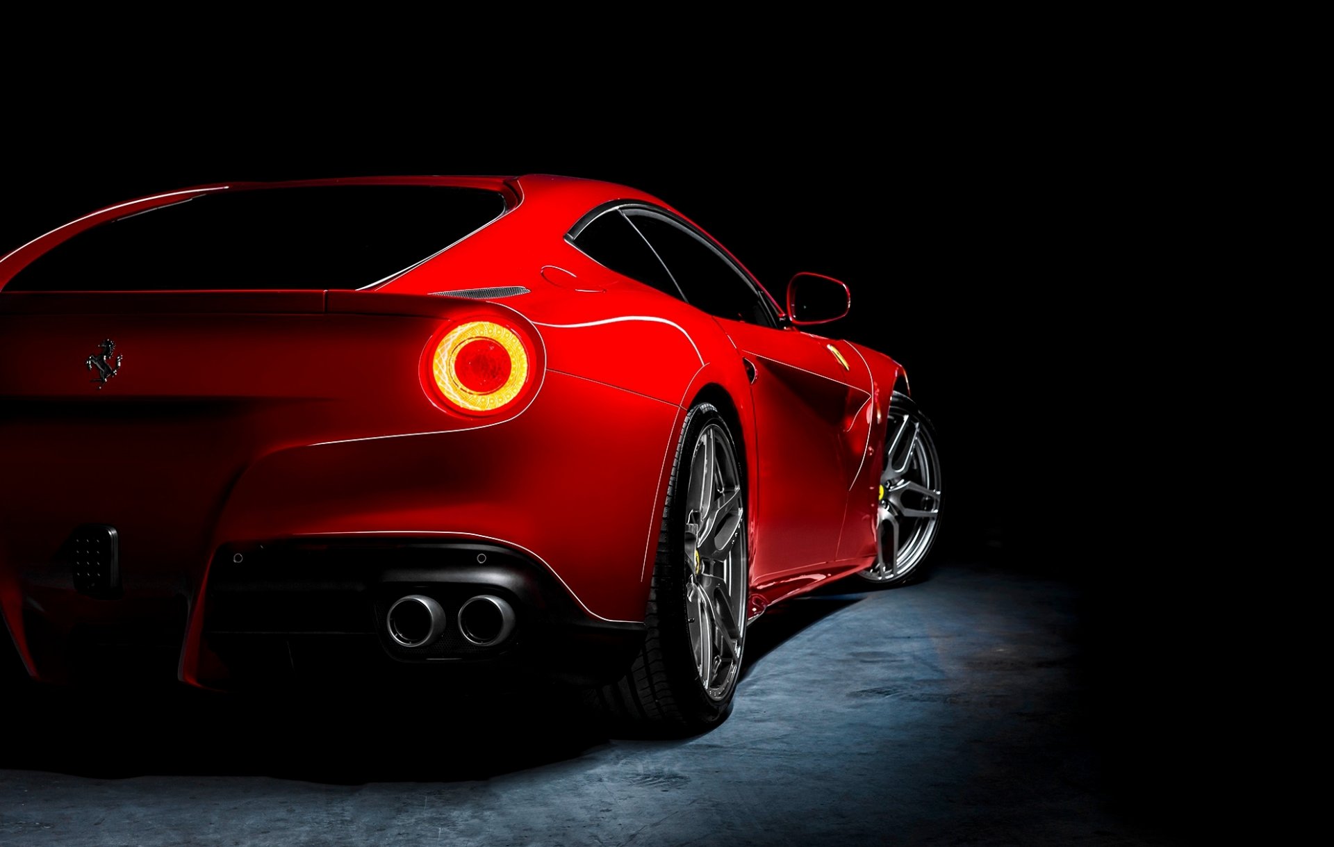 ferrari f12 berlinetta rouge arrière kahn design ferrari rouge