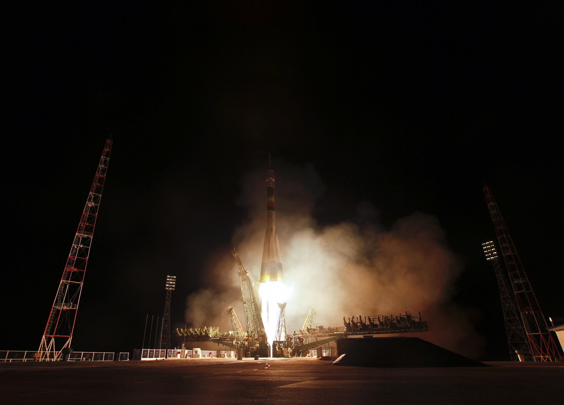 rocket gagarin takeoff launch smoke night installation sky fire launch cosmonautic