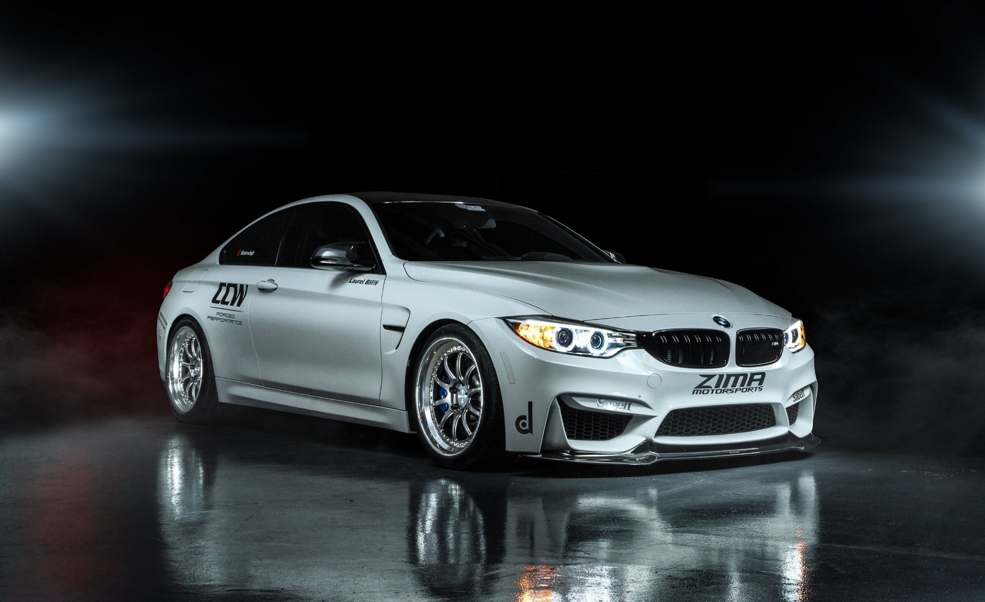 bmw m4 coupé f82 anteriore bianco inverno motorsport riflessione