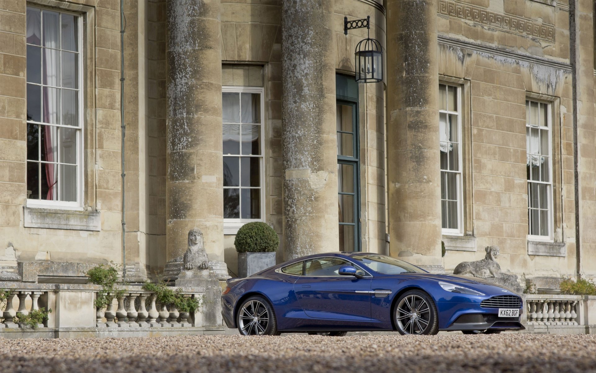 aston martin am310 vanquish bleu voiture bâtiment vue latérale roues